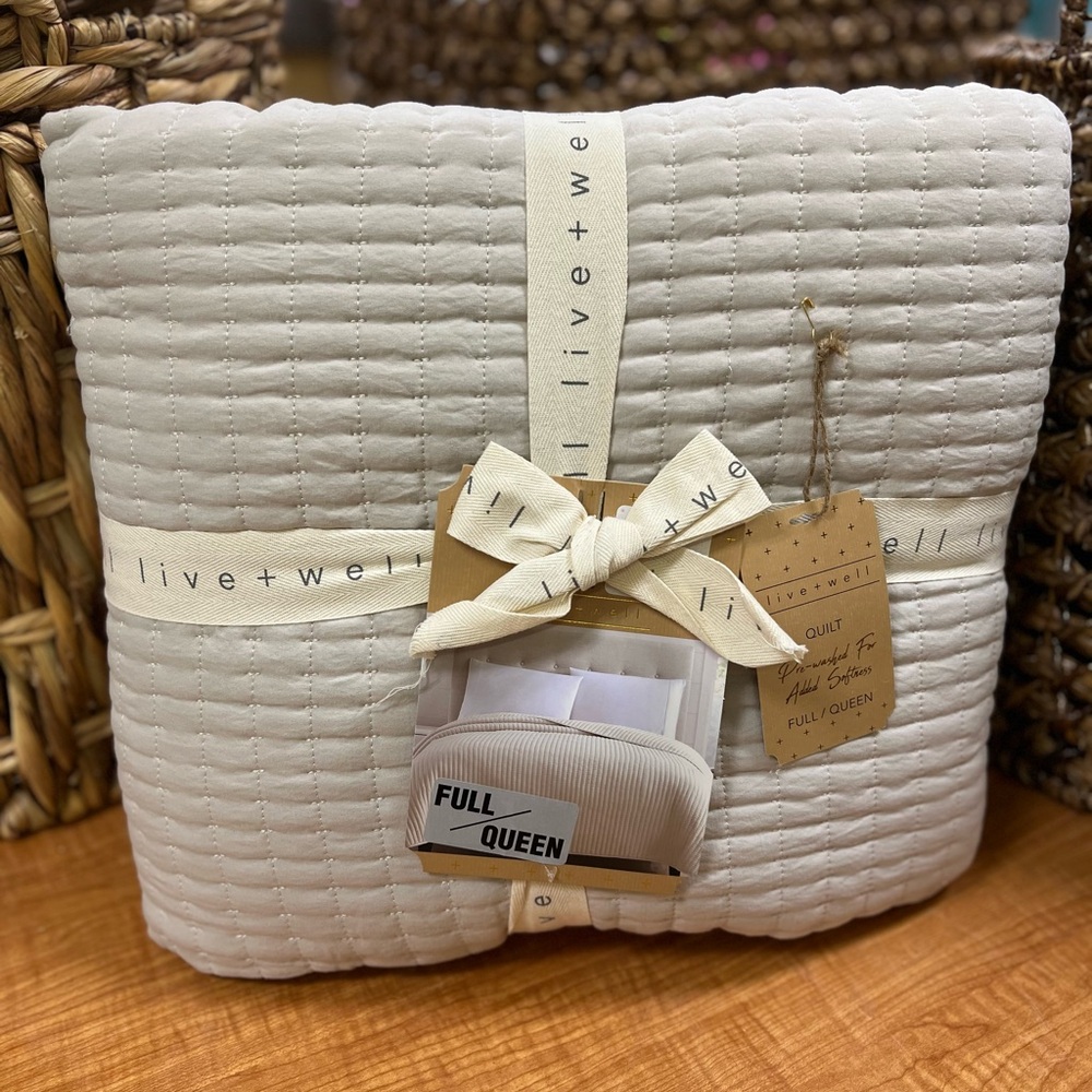 NWT live + well  Quilt  FULL / QUEEN stone color